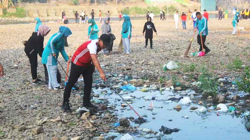 Bersihkan Sampah Bantaran Sungai Ogan