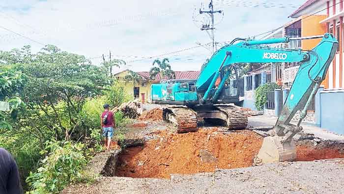 Perbaiki Jalan Amblas, Alihkan Lalu Lintas