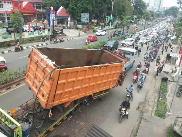 Nyangkut Setelah Lawan Arus, Truk Towing Buat Jalan Jendral Sudirman Macet