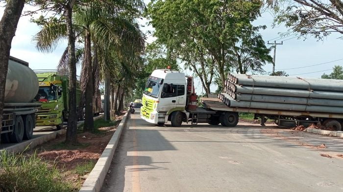 Truk Terperosok, Jalan Soekarno-Hatta Macet 1 Kilometer