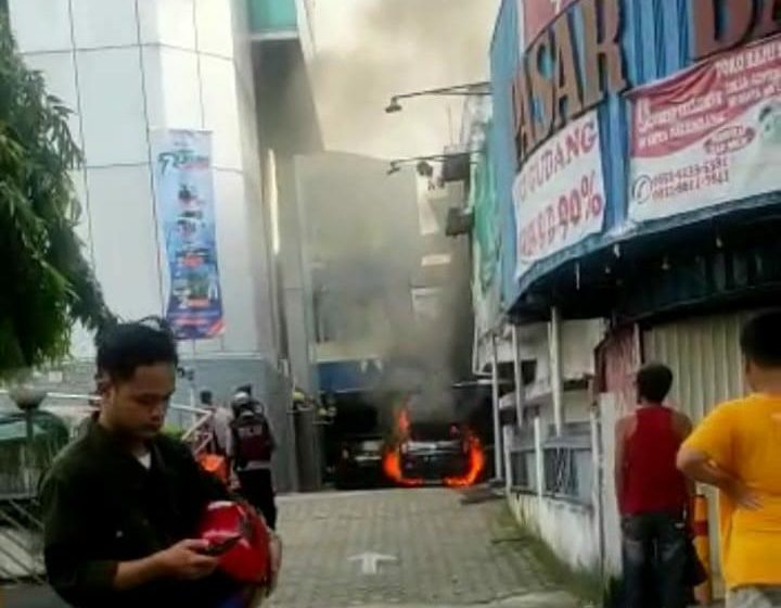BREAKING NEWS ! Minibus Terbakar di Parkiran BNI Sudirman