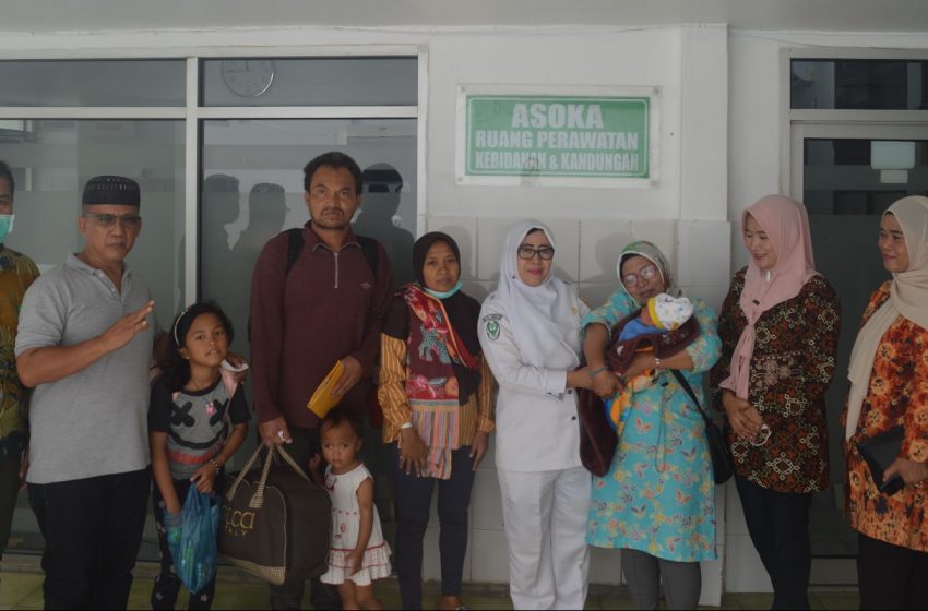 Melahirkan Saat Perjalanan Jauh, Erniawati Dapat Pembiayaan Gratis di RSUD Dr Sobirin