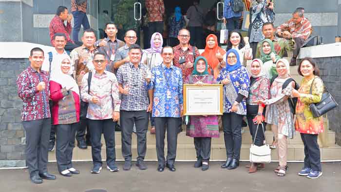 Pemkot Palembang  Terima Penghargaan PPKM Award 2023