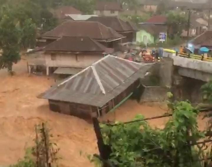 BREAKING NEWS: Banjir Bandang di OKU Selatan, Sebuah Rumah Terbawa Arus Lalu Hancur Usai Tabrak Jembatan