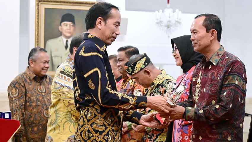 Bangga, Wali Kota Palembang  Terima Penghargaan dari Presiden