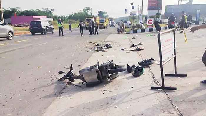 Tertabrak Mobil Oknum Polisi, Terpental dari Motor