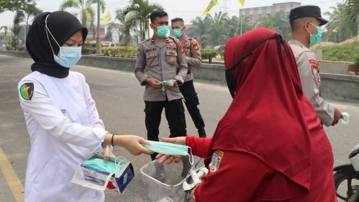Kualitas Udara Buruk, Polres Muratara Bagikan Masker dan Vitamin di Jalan Lintas Sumatera