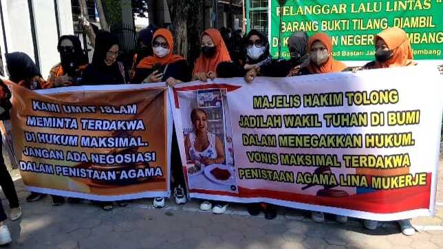 Puluhan Emak-Emak di Sumsel Gelar Aksi Minta Lina Mukherjee Diganjar Hukuman Maksimal