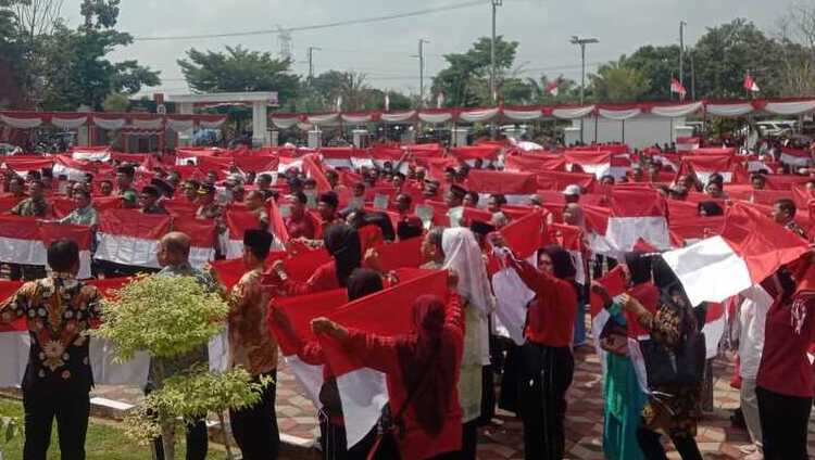 Kibaran Ribuan Bendera Merah Putih di Kantor Bupati Muratara Ikut Meriahkan Peringatan Kemerdekaan RI