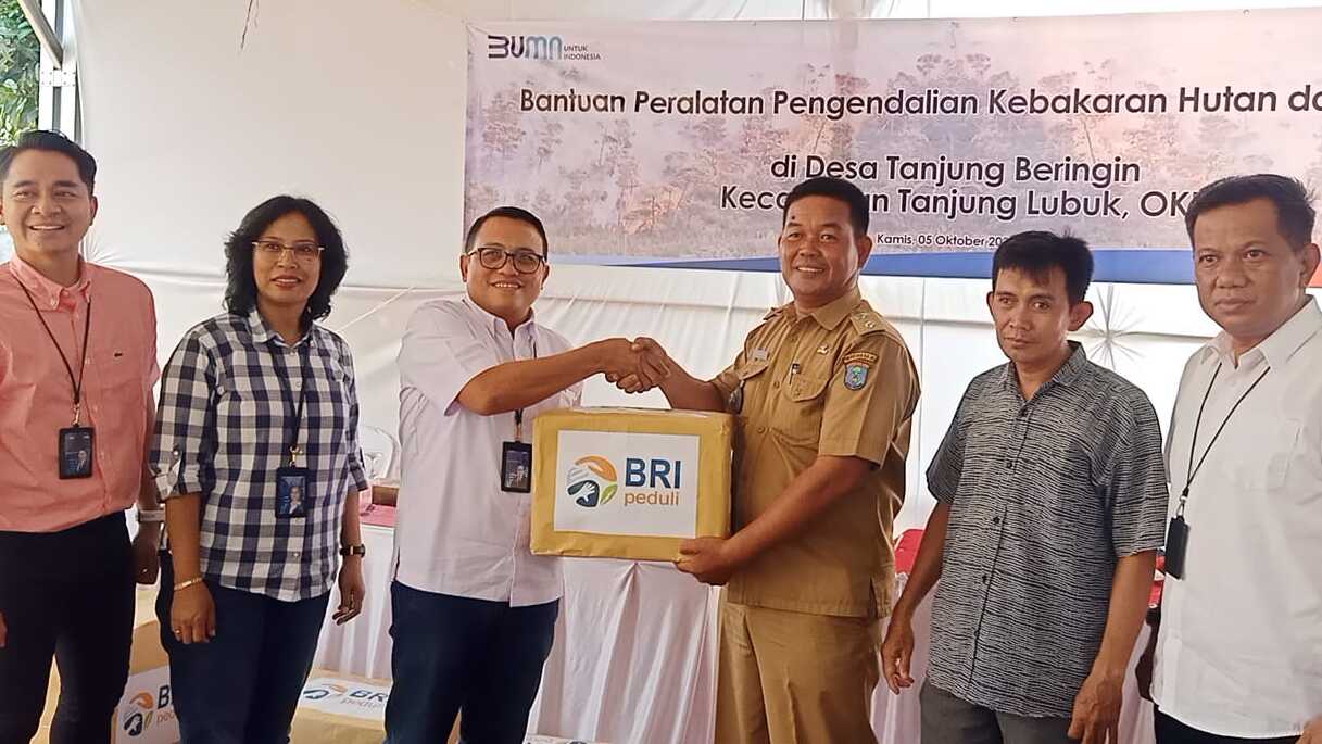 BRI Regional Office Palembang Salurkan Bantuan Peralatan Karhutla ke Desa Tanjung Beringin