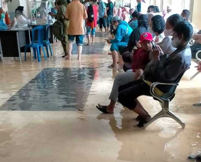 FOTO: Hujan Tiga Jam, Banjir Hantam RS hingga Perumahan di Palembang