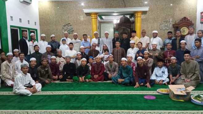 Warga di Masjid Arofatuna Palembang Berbaur Mengagungkan Al-Quran