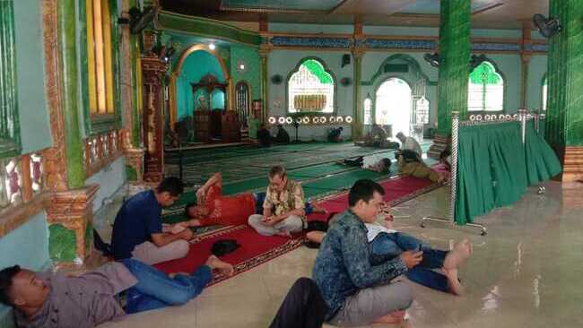 Warga Perbanyak Ibadah dan Lepas Lelah di Masjid