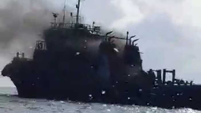 BREAKING NEWS: Sebuah Kapal Bermuatan Batubara Terbakar, Begini Nasib Penumpangnya