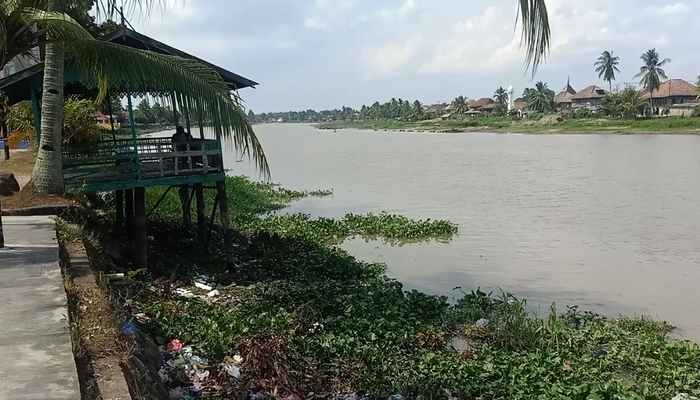 Kekeringan Sungai Komering: Warga Kelurahan Sukadana Antre Mandi dan Mencuci di Sungai