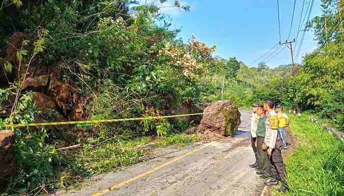 Tindakan Cepat Mencegah Bencana: Runtuhnya Batu Besar di Jalan Lintas Lahat – Manna