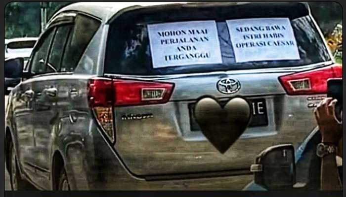 Jadi Sorotan,  Mobil Innova dengan Tempelan Kertas di Kaca Belakangnya, Melaju Pelan di Jalan Raya. Begini Isi