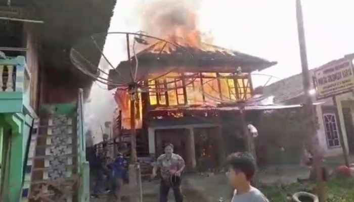 Rumah Panggung di Muara Kulam Muratara Ludes Terbakar