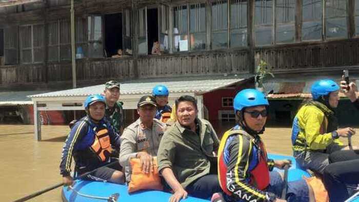 Gunakan Perahu Karet, Herman Deru Tinjau Langsung Banjir di Musi Rawas