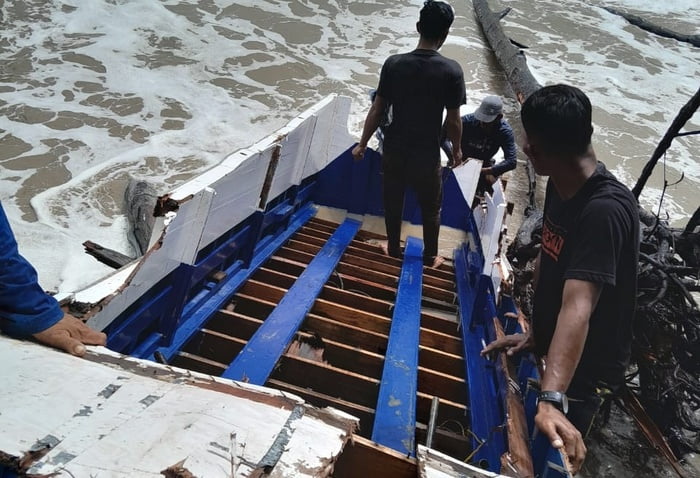 Speedboat Pecah Dihantam Ombak, Tiga Orang Terdampar di Pinggir Sungai