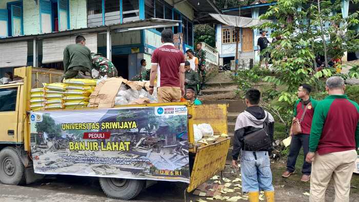 Unsri Bagikan Sembako dan Kain untuk Korban Banjir Bandang di Lahat