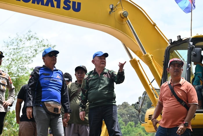 DPD Demokrat Kerahkan Excavator Bantu Bersihkan Banjir
