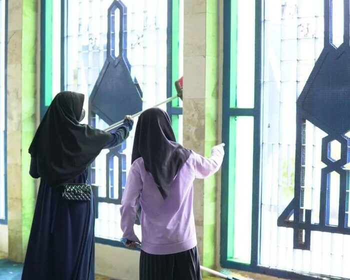 Sambut Ramadan, Warga Lubuklinggau Gotong Royong Bersihkan Masjid 