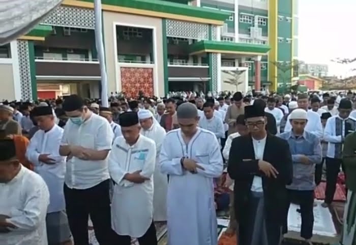 Ribuan Warga di Palembang ini Sudah Salat Idul Fitri