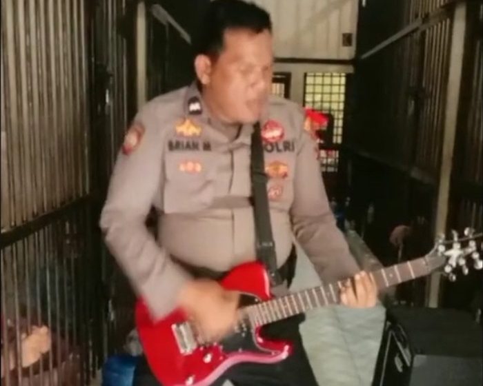 LAGI VIRAL! Polisi Bergitar nan Enerjik Ini Nyanyi Lagu Dewa19 untuk Hibur Tahanan. Ternyata Dia….