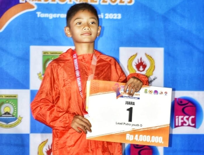 BIKIN BANGGA! Atlet Panjat Tebing Sumsel Fatih Noor Kertanegara Raih Medali Emas