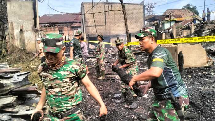 TNI Bantu Bersihkan Puing Kebakaran