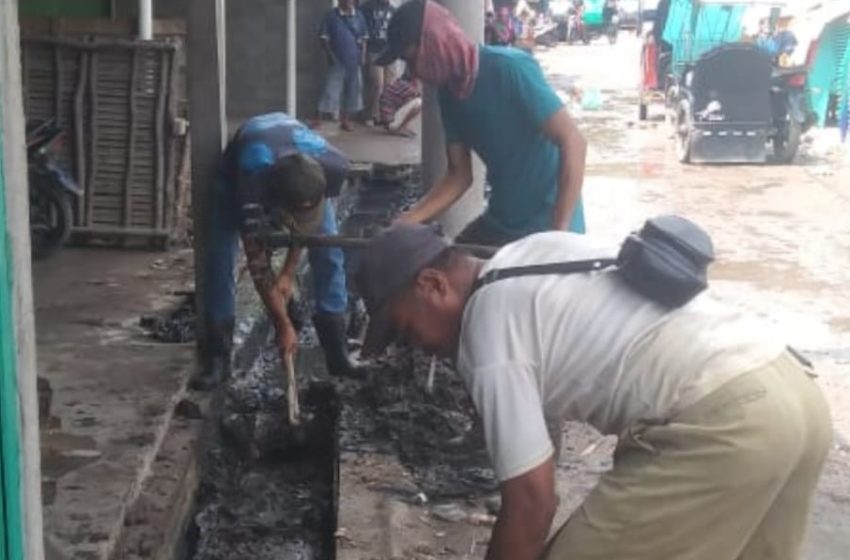 Sering Banjir, Pedagang Pasar Tanjung Raja Gotong Royong Bersihkan Got