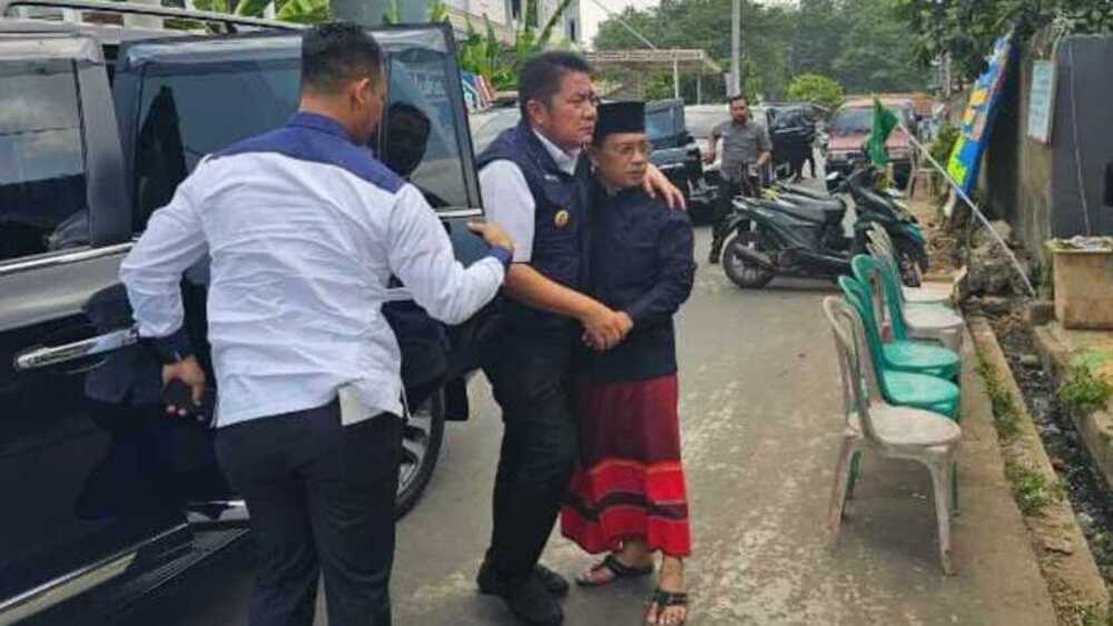 Melayat ke Rumah Duka Adik Bupati Muratara, Herman Deru Ungkapkan Duka Mendalam