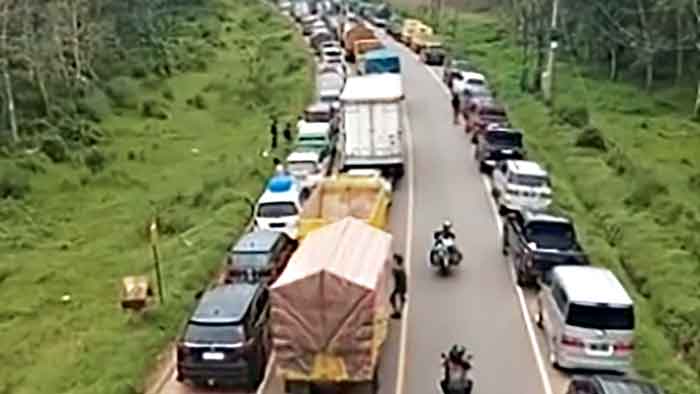 MACET : Kemacetan di Jalan Lintas Timur (Jalintim) Palembang-Betung
