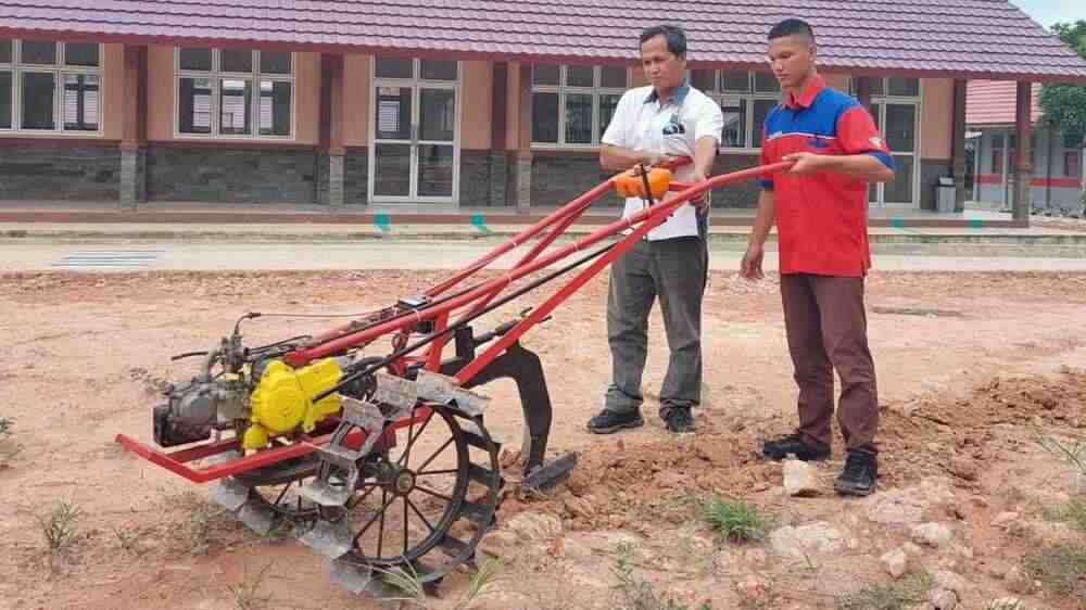 Inovasi SMK Negeri 4, Motor Bajak Mini Berbiaya Efisien untuk Petani Sumatera Selatan