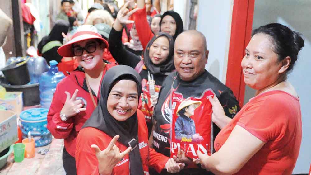 Ajak Kader-Bacaleg,  PDIP Palembang Bagi Sembako