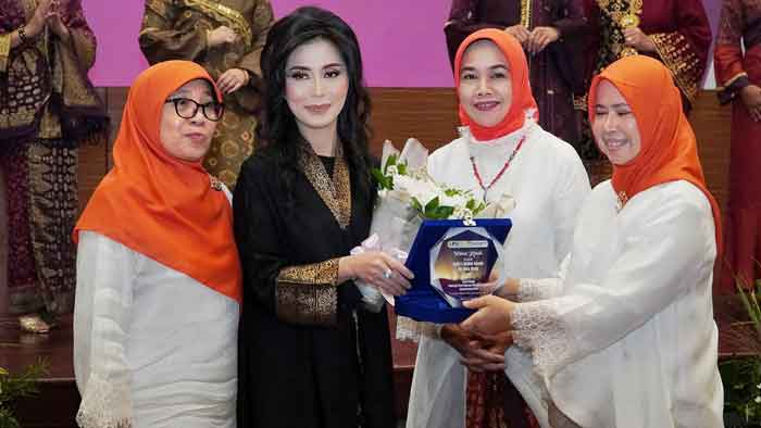 Makin Diminati, Lady’s Tenun Klasik Fashion Show di Kementerian PUPR